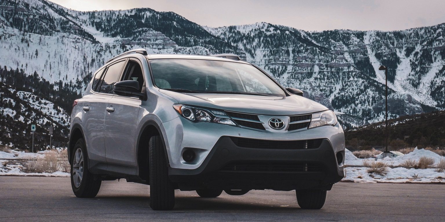 grijze auto in de bergen grijze auto in de bergen