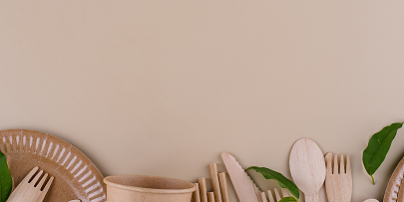 kartonnen en houten bestek en servies