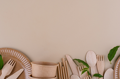 kartonnen en houten bestek en servies