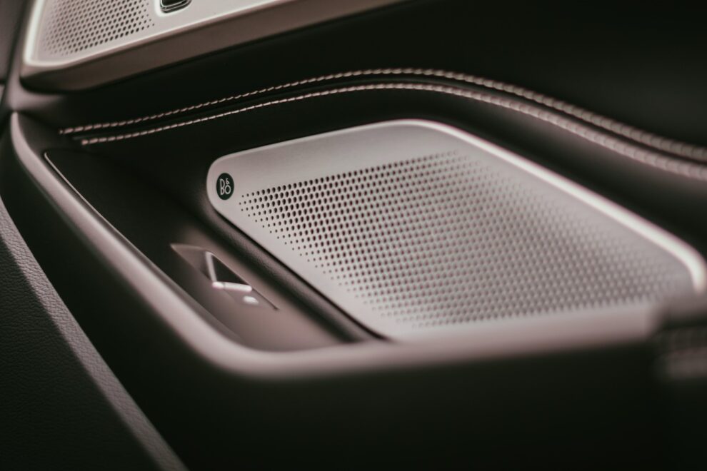 Detail van een autospeaker in het portier, onderdeel van een hoogwaardige geluidsinstallatie voor optimaal geluid