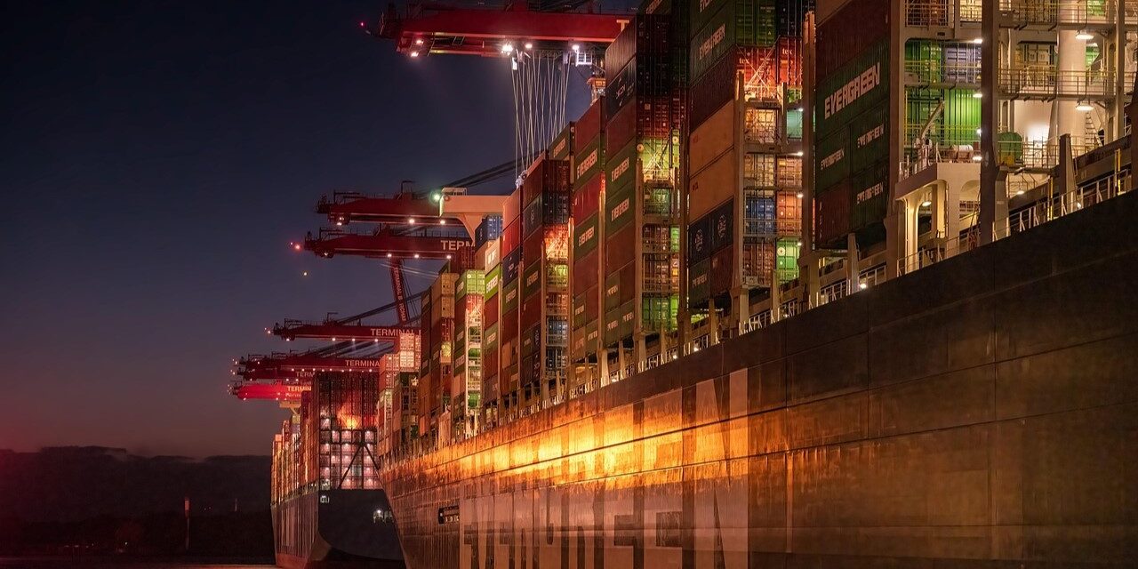 Containerschepen nachtelijke haven Simulatie binnenvaartopleiding: containerschepen worden 's nachts gelost in een drukke havenomgeving