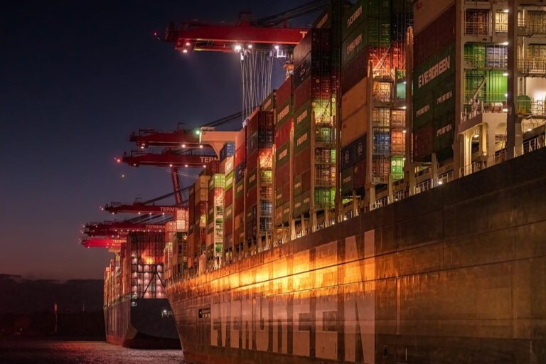 Simulatie binnenvaartopleiding: containerschepen worden 's nachts gelost in een drukke havenomgeving