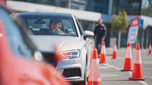 Leerling oefent voertuigbeheersing tussen pionnen als onderdeel van het aantal rijlessen.
