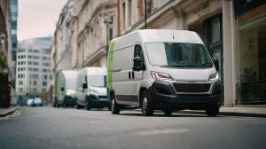 Rij elektrische bestelbusjes geparkeerd langs een straat tijdens stadslogistiek in een binnenstad