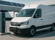Elektrische bestelwagen laadt op bij modern laadstation in depot