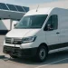 Elektrische bestelwagen laadt op bij modern laadstation in depot